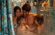 Le bain en famille : comment le rideau de douche peut influencer l’humeur