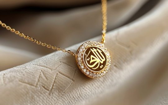 L’art de l’offre personnalisée : les colliers prénom en arabe comme cadeau idéal